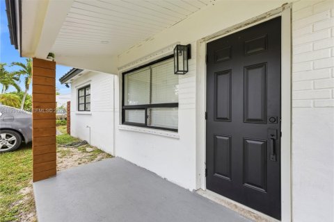 Купить коммерческую недвижимость в Холливуд, Флорида 194.91м2, № 1996387 - фото 5