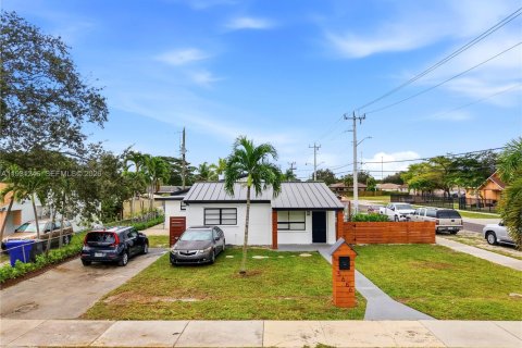 Купить коммерческую недвижимость в Холливуд, Флорида 194.91м2, № 1996387 - фото 3