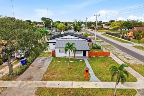 Коммерческая недвижимость в Холливуд, Флорида 194.91м2 № 1996387