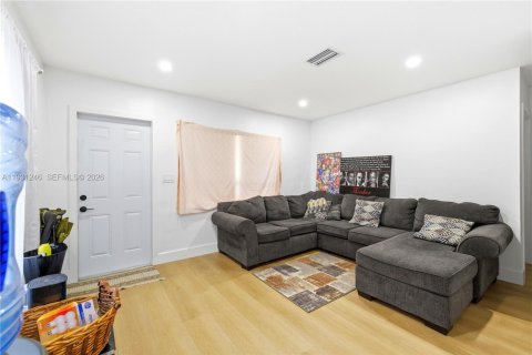 Купить коммерческую недвижимость в Холливуд, Флорида 194.91м2, № 1996387 - фото 9