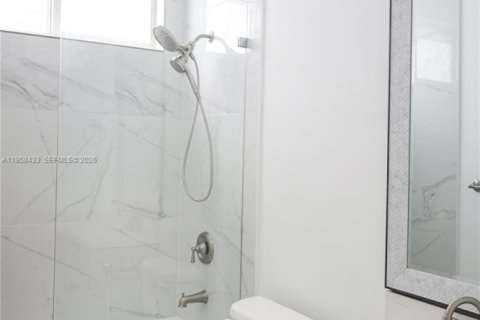 Снять в аренду таунхаус в Майами, Флорида 5 спален, 189.89м2, № 2020777 - фото 11