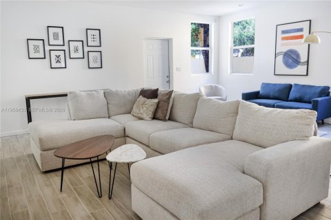 Снять в аренду таунхаус в Майами, Флорида 5 спален, 189.89м2, № 2020777 - фото 3