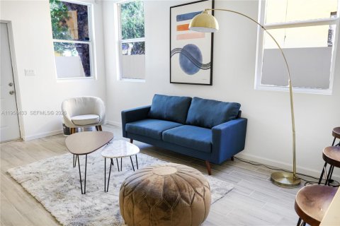 Снять в аренду таунхаус в Майами, Флорида 5 спален, 189.89м2, № 2020777 - фото 4