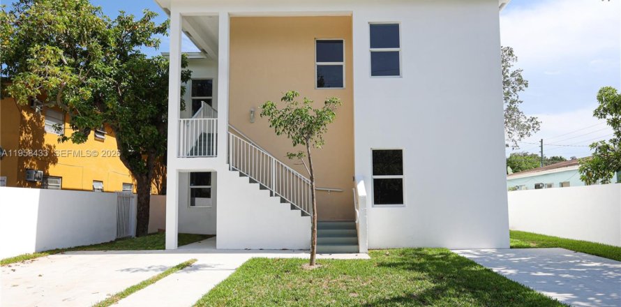 Таунхаус в Майами, Флорида 5 спален, 189.89м2 № 2020777