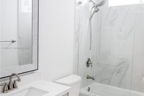 Снять в аренду таунхаус в Майами, Флорида 5 спален, 189.89м2, № 2020777 - фото 18