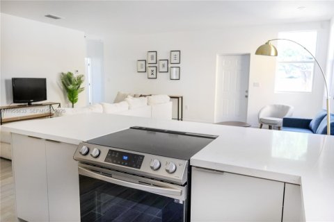 Снять в аренду таунхаус в Майами, Флорида 5 спален, 189.89м2, № 2020777 - фото 15