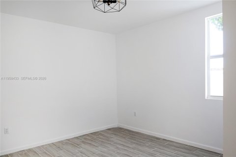 Снять в аренду таунхаус в Майами, Флорида 5 спален, 189.89м2, № 2020777 - фото 19