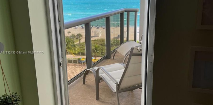 Condo in Miami Beach, Florida, 2 bedrooms № 1934460