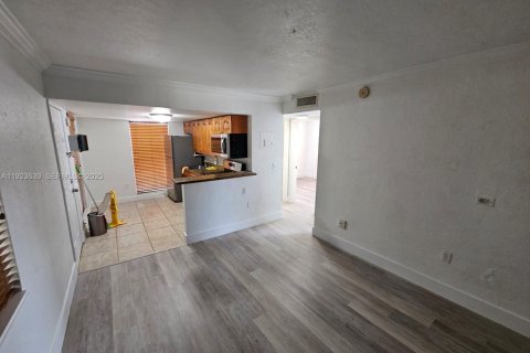Condominio en alquiler en Miami Springs, Florida, 2 dormitorios, 58.62 m2 № 1992867 - foto 3