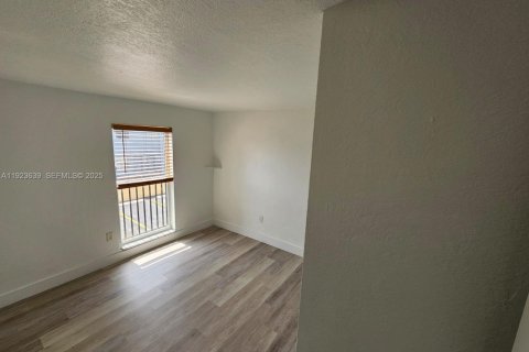 Condominio en alquiler en Miami Springs, Florida, 2 dormitorios, 58.62 m2 № 1992867 - foto 5