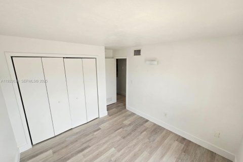 Condominio en alquiler en Miami Springs, Florida, 2 dormitorios, 58.62 m2 № 1992867 - foto 8