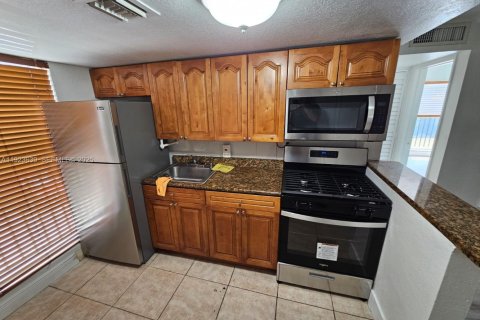 Condominio en alquiler en Miami Springs, Florida, 2 dormitorios, 58.62 m2 № 1992867 - foto 1