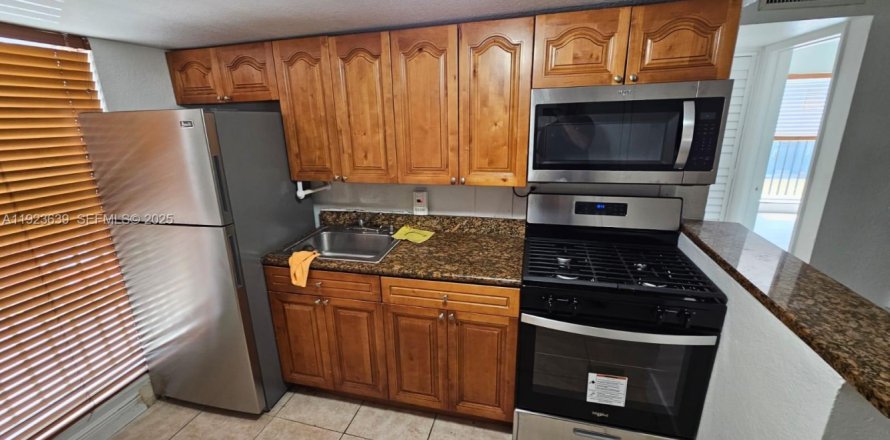 Condominio en Miami Springs, Florida, 2 dormitorios  № 1992867