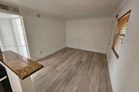 Condominio en alquiler en Miami Springs, Florida, 2 dormitorios, 58.62 m2 № 1992867 - foto 2