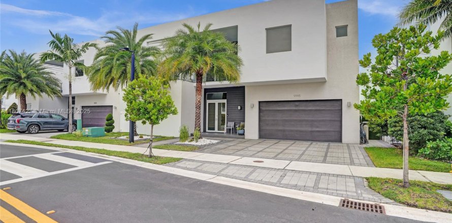 House in Doral, Florida 5 bedrooms, 336.68 sq.m. № 1934550
