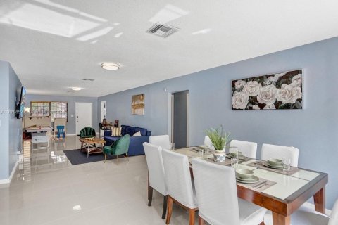 House in Hallandale Beach, Florida 4 bedrooms, 143.26 sq.m. № 2021365 - photo 17