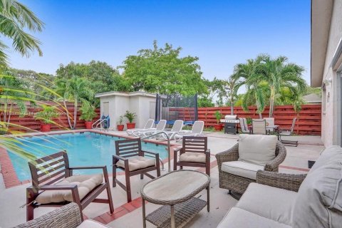 House in Hallandale Beach, Florida 4 bedrooms, 143.26 sq.m. № 2021365 - photo 2