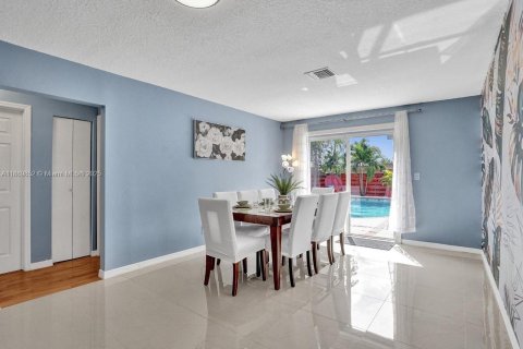 House in Hallandale Beach, Florida 4 bedrooms, 143.26 sq.m. № 2021365 - photo 19