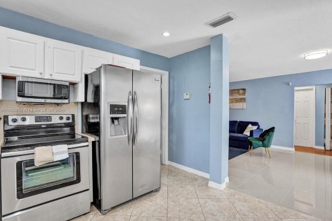 House in Hallandale Beach, Florida 4 bedrooms, 143.26 sq.m. № 2021365 - photo 12