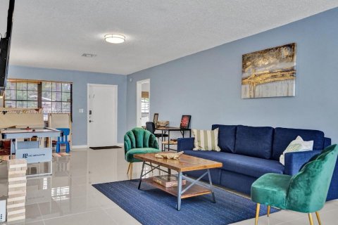 House in Hallandale Beach, Florida 4 bedrooms, 143.26 sq.m. № 2021365 - photo 9