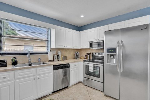 House in Hallandale Beach, Florida 4 bedrooms, 143.26 sq.m. № 2021365 - photo 23