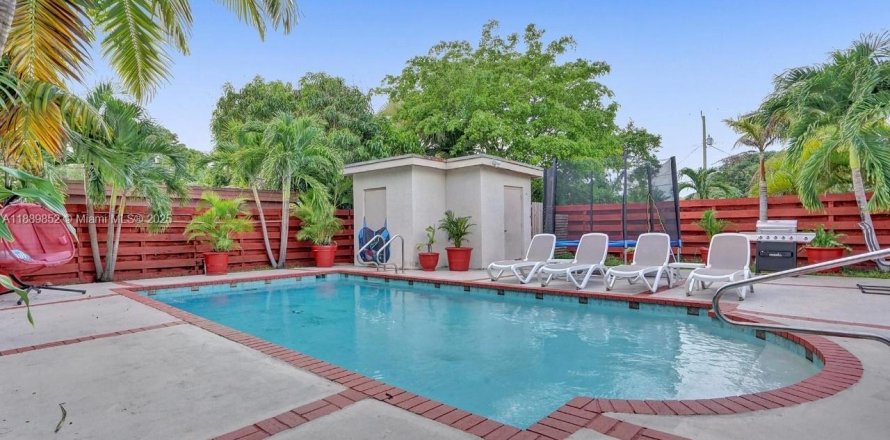 House in Hallandale Beach, Florida 4 bedrooms, 143.26 sq.m. № 2021365