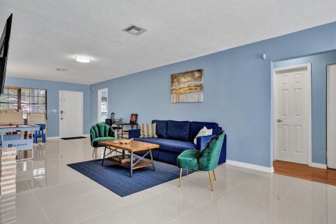 House in Hallandale Beach, Florida 4 bedrooms, 143.26 sq.m. № 2021365 - photo 8