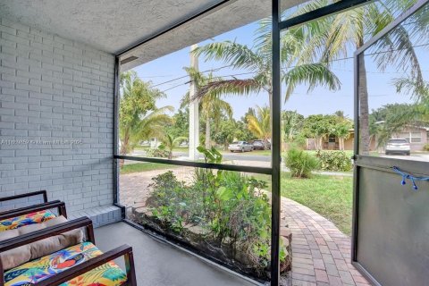 House in Hallandale Beach, Florida 4 bedrooms, 143.26 sq.m. № 2021365 - photo 5