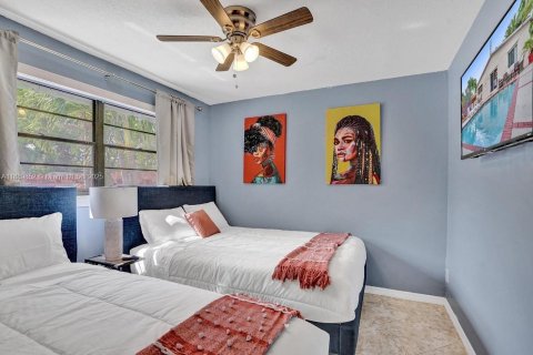 House in Hallandale Beach, Florida 4 bedrooms, 143.26 sq.m. № 2021365 - photo 24