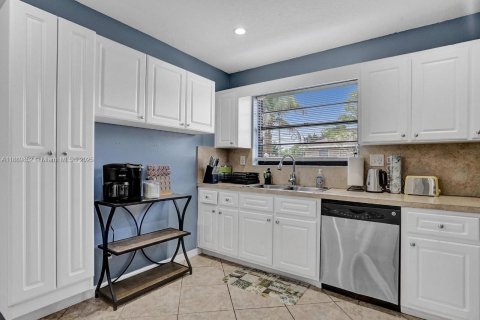 House in Hallandale Beach, Florida 4 bedrooms, 143.26 sq.m. № 2021365 - photo 15