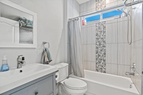 House in Tampa, Florida 3 bedrooms, 195.56 sq.m. № 1574177 - photo 27