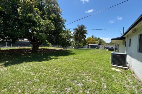 House in Miami Gardens, Florida 3 bedrooms, 113.53 sq.m. № 1763007 - photo 18