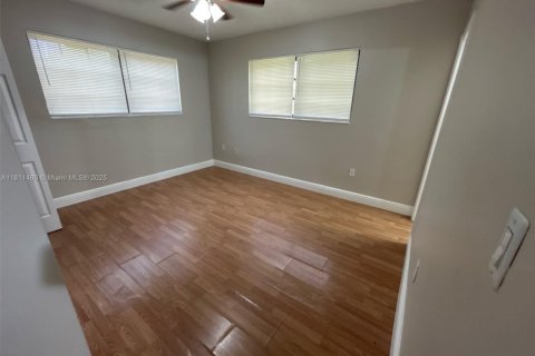 House in Miami Gardens, Florida 3 bedrooms, 113.53 sq.m. № 1763007 - photo 12