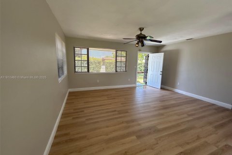 House in Miami Gardens, Florida 3 bedrooms, 113.53 sq.m. № 1763007 - photo 5
