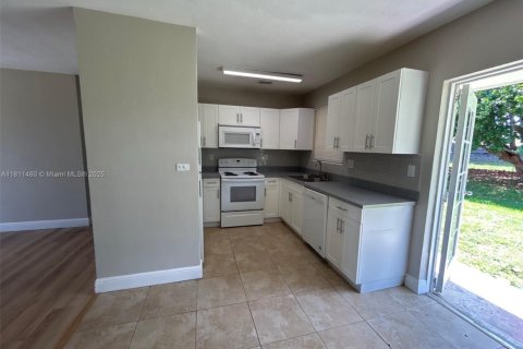 House in Miami Gardens, Florida 3 bedrooms, 113.53 sq.m. № 1763007 - photo 8