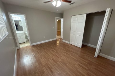 House in Miami Gardens, Florida 3 bedrooms, 113.53 sq.m. № 1763007 - photo 13