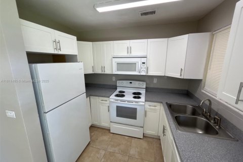 House in Miami Gardens, Florida 3 bedrooms, 113.53 sq.m. № 1763007 - photo 10