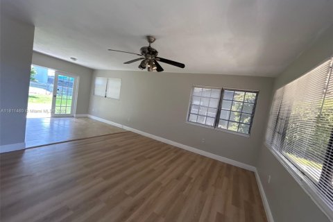 House in Miami Gardens, Florida 3 bedrooms, 113.53 sq.m. № 1763007 - photo 4