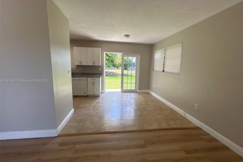 House in Miami Gardens, Florida 3 bedrooms, 113.53 sq.m. № 1763007 - photo 6