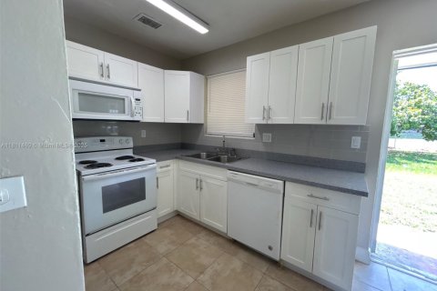 House in Miami Gardens, Florida 3 bedrooms, 113.53 sq.m. № 1763007 - photo 9