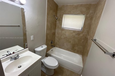 House in Miami Gardens, Florida 3 bedrooms, 113.53 sq.m. № 1763007 - photo 11
