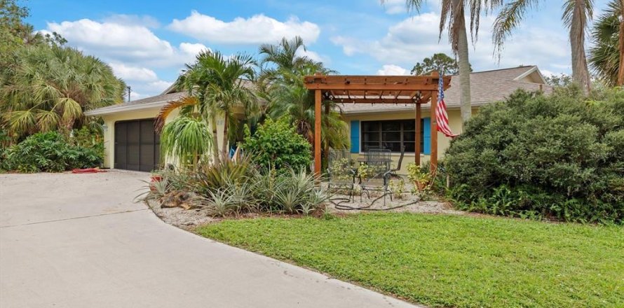 House in Port Charlotte, Florida 2 bedrooms, 124.21 sq.m. № 1447620