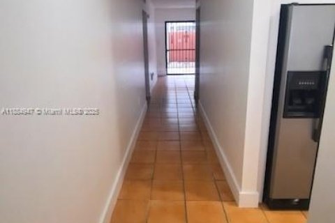 Condominio en venta en Hialeah, Florida, 1 dormitorio, 61.22 m2 № 1932435 - foto 6