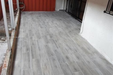 Condominio en venta en Hialeah, Florida, 1 dormitorio, 61.22 m2 № 1932435 - foto 12