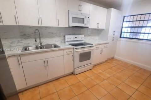Condominio en venta en Hialeah, Florida, 1 dormitorio, 61.22 m2 № 1932435 - foto 4