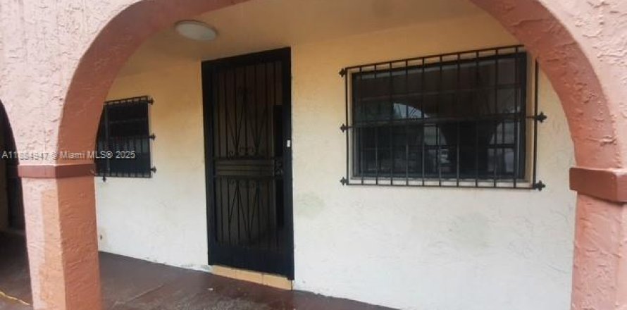 Condominio en Hialeah, Florida, 1 dormitorio  № 1932435
