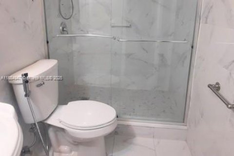 Condominio en venta en Hialeah, Florida, 1 dormitorio, 61.22 m2 № 1932435 - foto 9