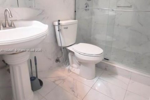 Condo in Hialeah, Florida, 1 bedroom  № 1932435 - photo 10