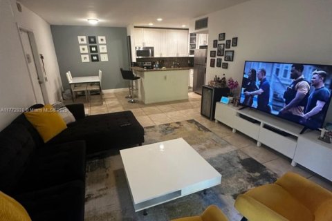 Condo in Miami, Florida, 2 bedrooms  № 1862270 - photo 3