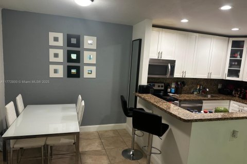 Condo in Miami, Florida, 2 bedrooms  № 1862270 - photo 4